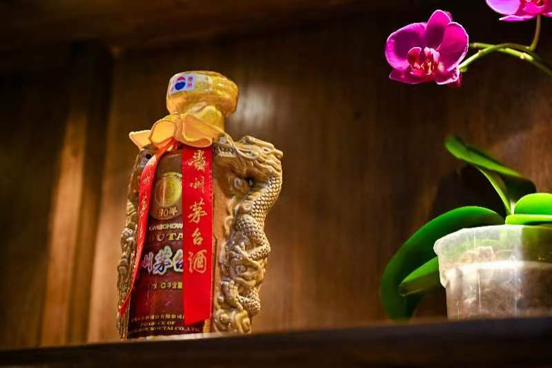 龍の浮き彫りがある金色の陶磁ボトル