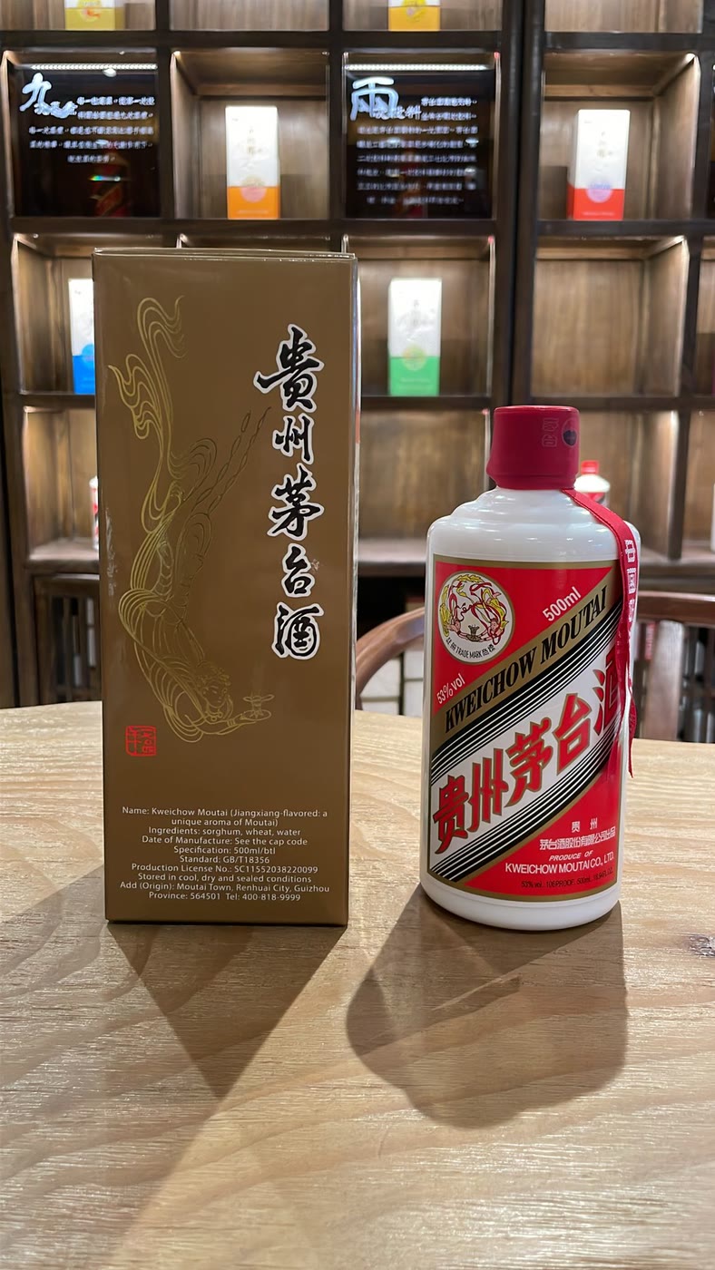 木のテーブルに並ぶ金色の化粧箱と白磁ボトル